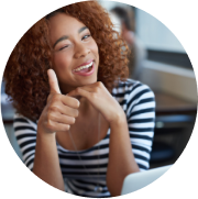 Jeune femme faisant un clin d’œil et levant le pouce.