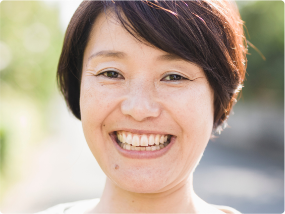 Une femme souriante.