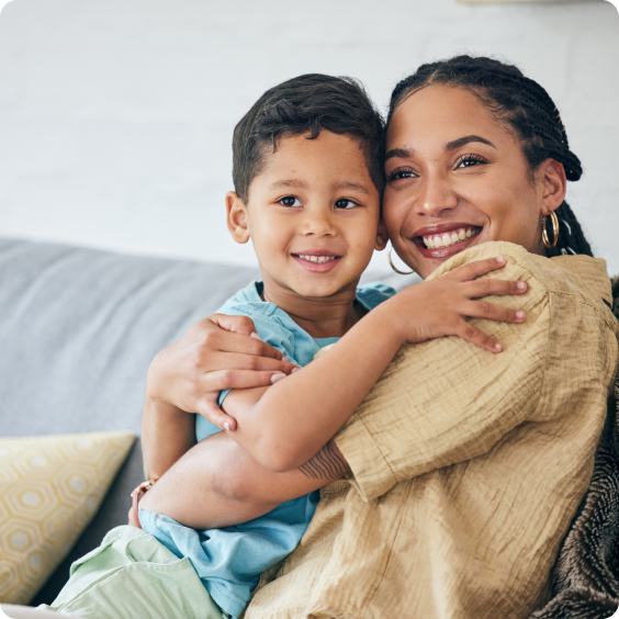 Mère et fils sur le canapé