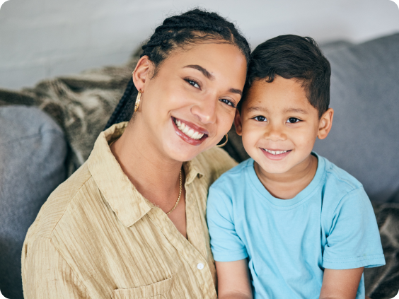 Mère et fils sur le canapé