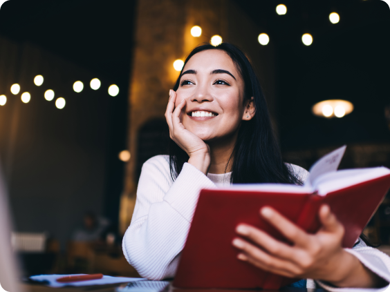 Femme souriante avec un livre
