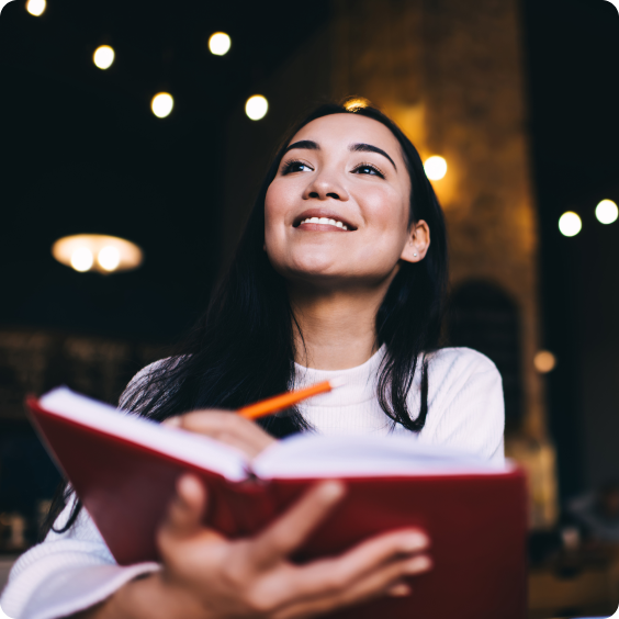 Femme souriante avec un livre