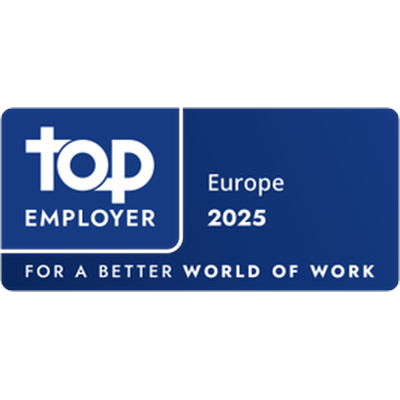 Merke med blå bakgrunn - Top Employer - Europe 2025 - For A Better World of Work
