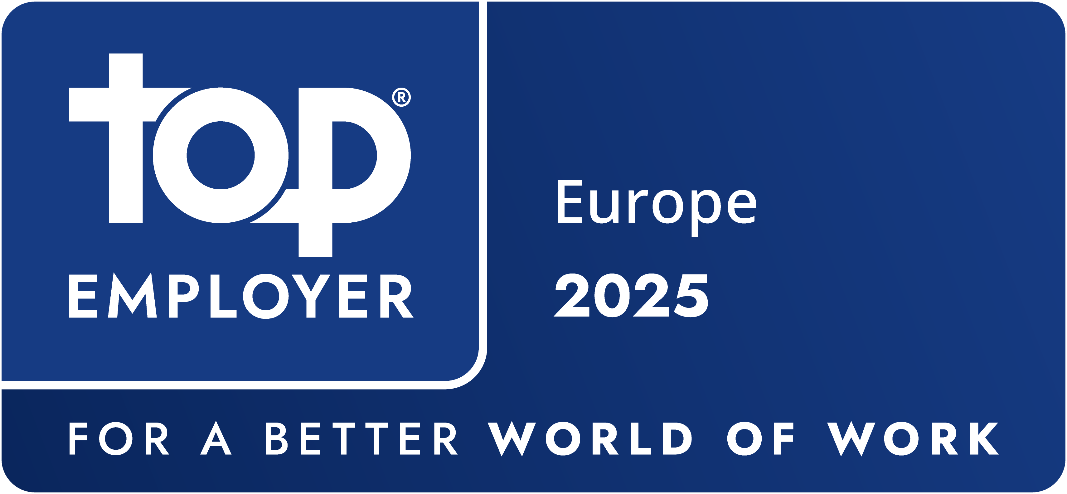 Un logo en forme de badge bleu affichant « Top Employer » en haut à gauche. En dessous, le texte indique « Europe 2025 » et le slogan « Pour un meilleur monde du travail ».